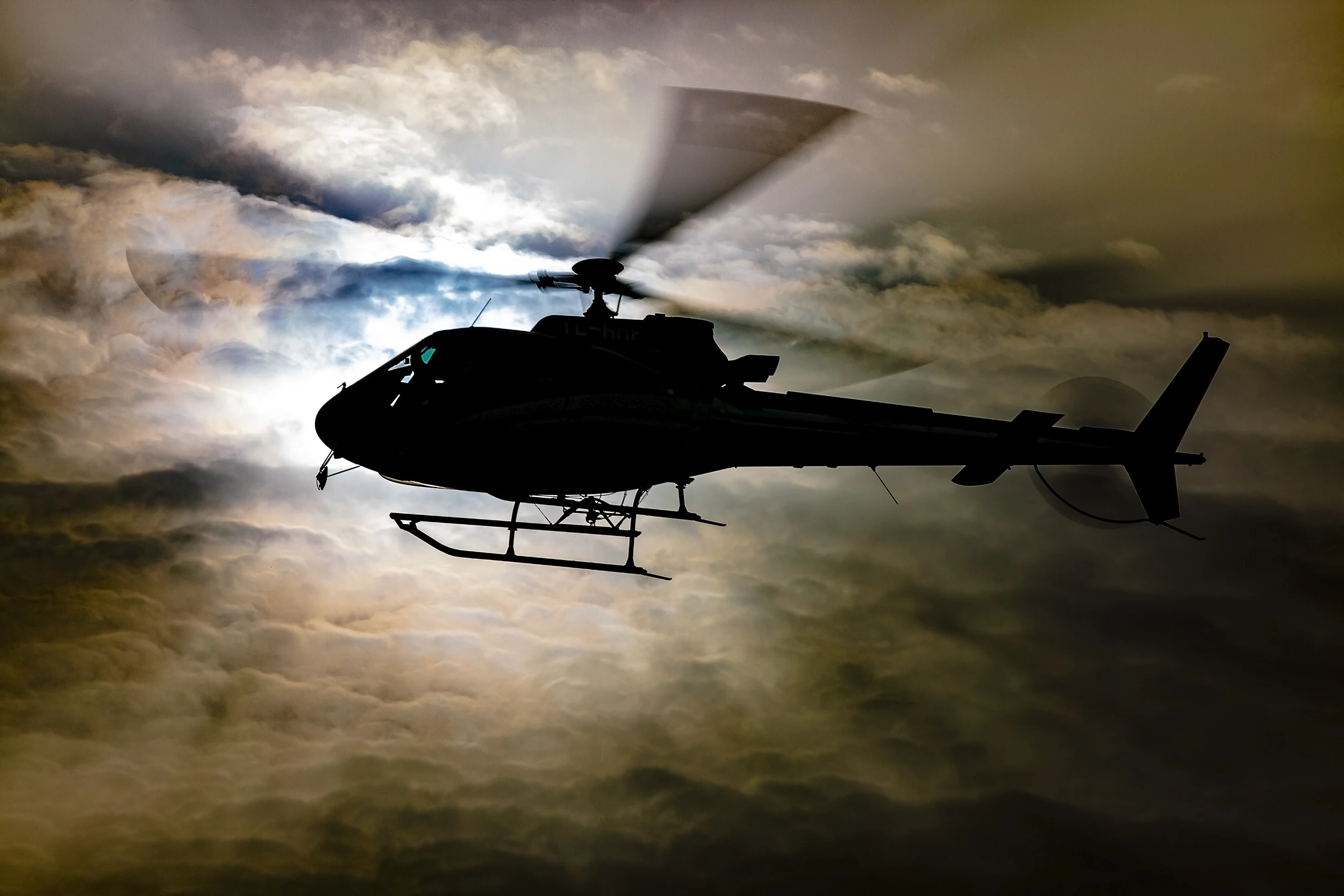 Helikoptera siluets pret sauli
