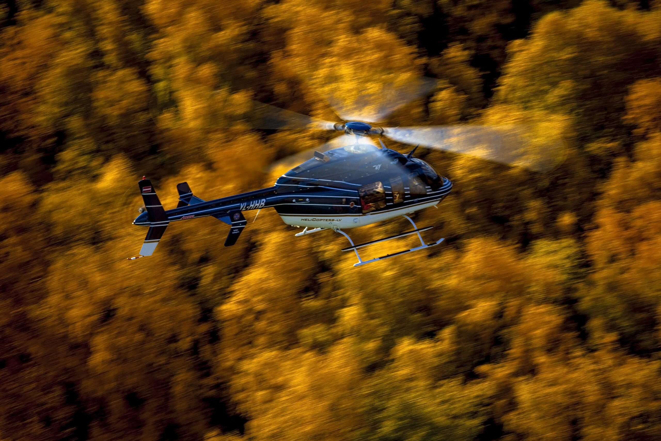 Helikopters virs rudens meža