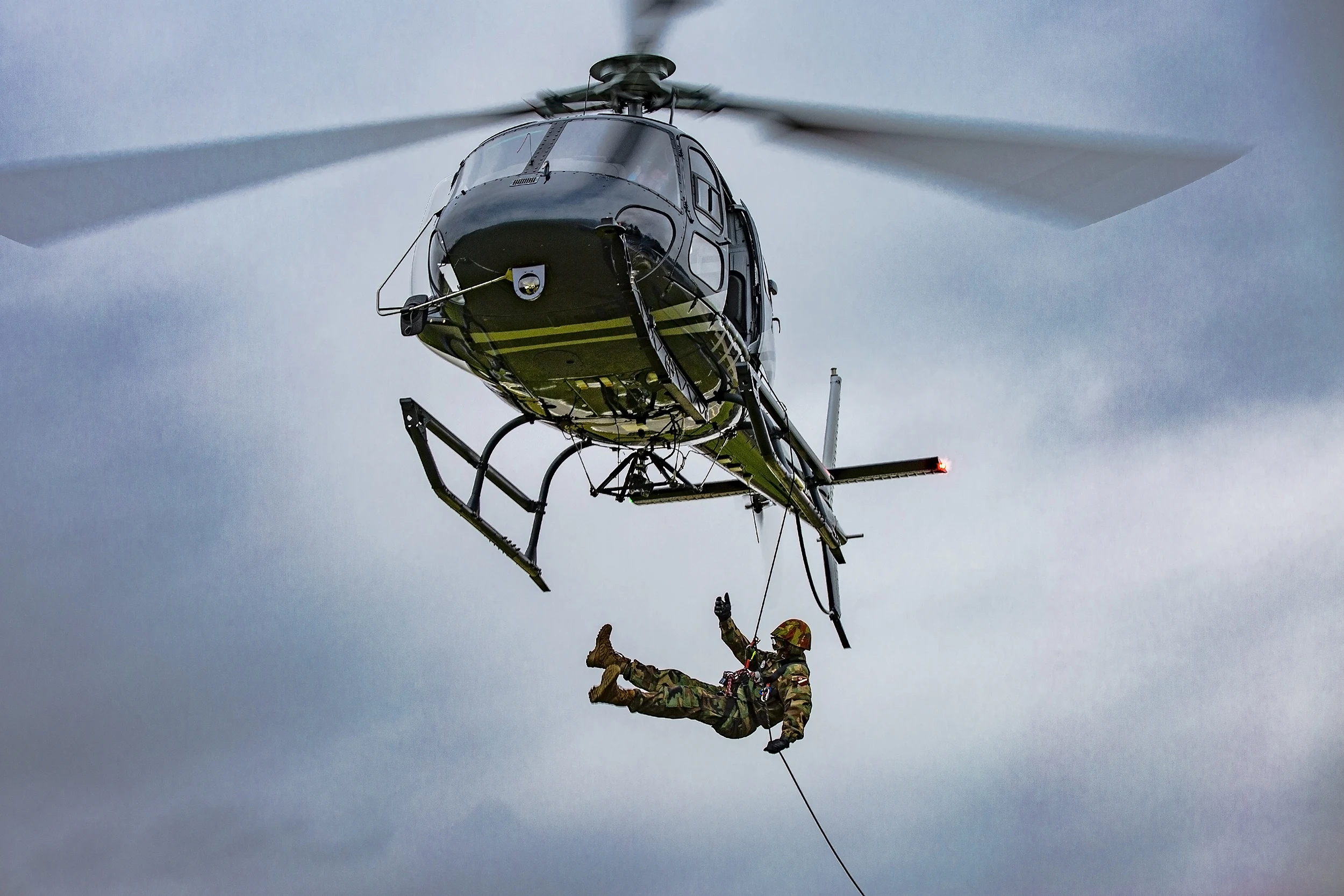 Nolaišanās pa virvi no helikoptera