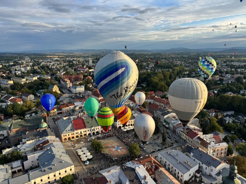 Gaisa baloni virs Krosno pasaules čempionāta laikā.