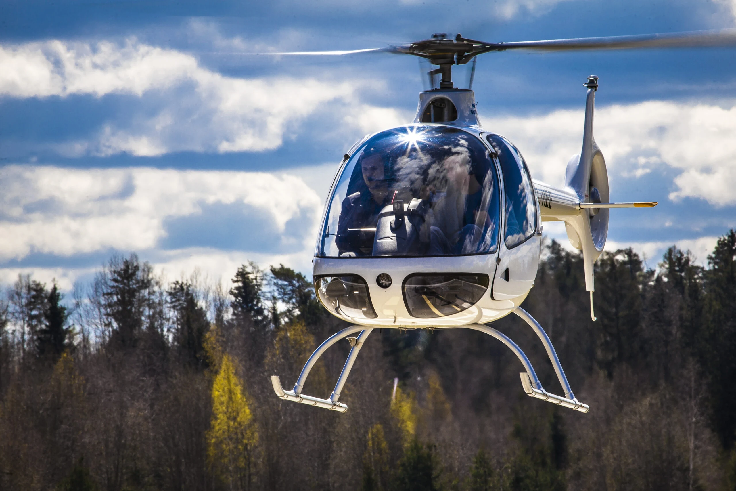 Helikopters lidojumā — skats no priekšpuses